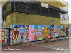 Foto behorende bij Lelijke bouwschutting versierd tot kunstwerk